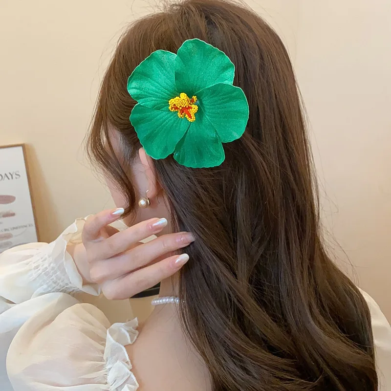6 Farben Hawaiianische Blumen-Haarspangen für Frauen, Böhmische Schwamm-Blumen-Seitenfransen-Clips, Plumeria-Haarnadeln, Urlaubszubehör K – Detail 8
