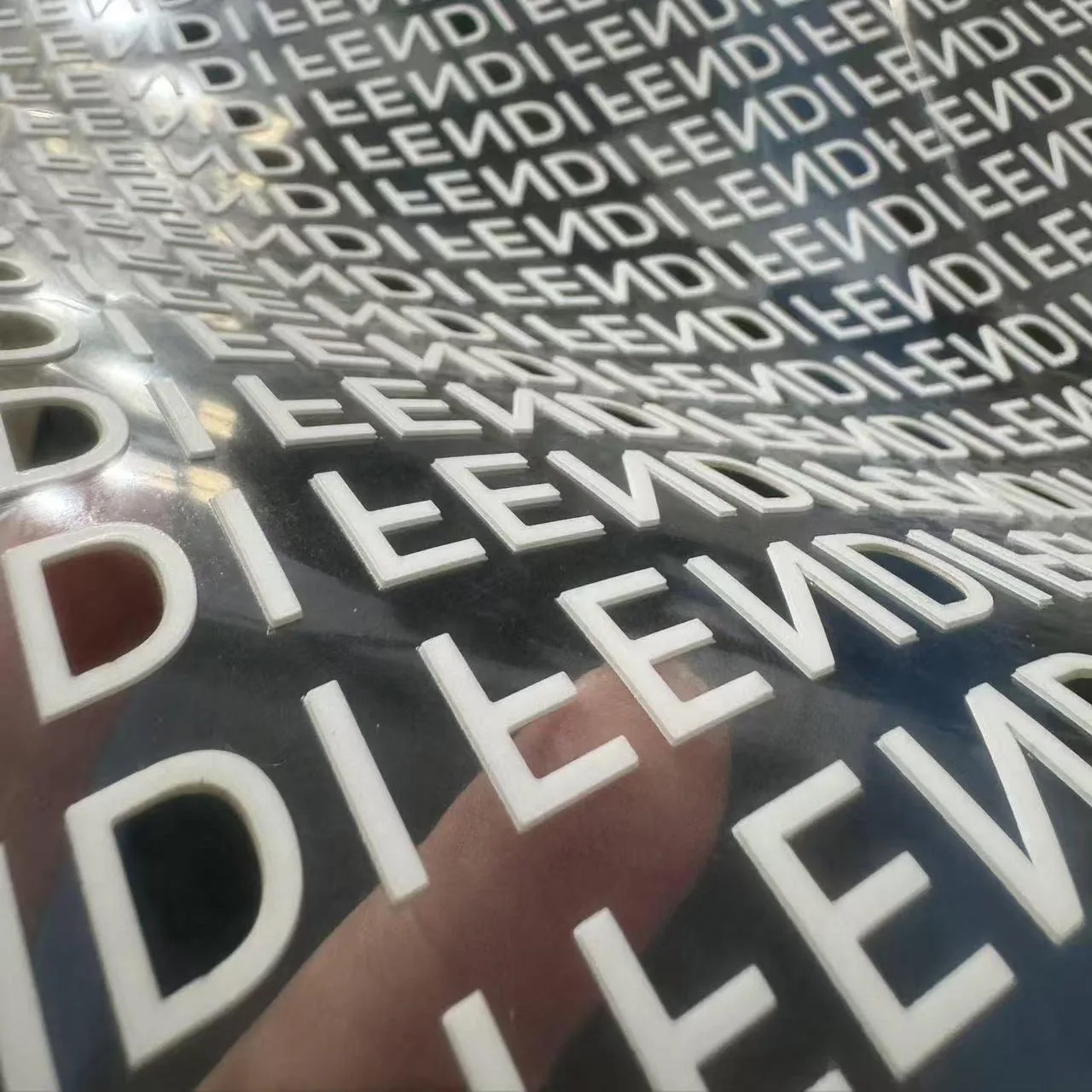 10 Stück Individualisierte Marken-3D-Silikon-Einfarbige HTV-Wärmeübertragungsdruckaufkleber, Erhöhtes Personalisiertes Logo, Kleidungsetikett, T-Shirt-Aufkleber – Detail 5