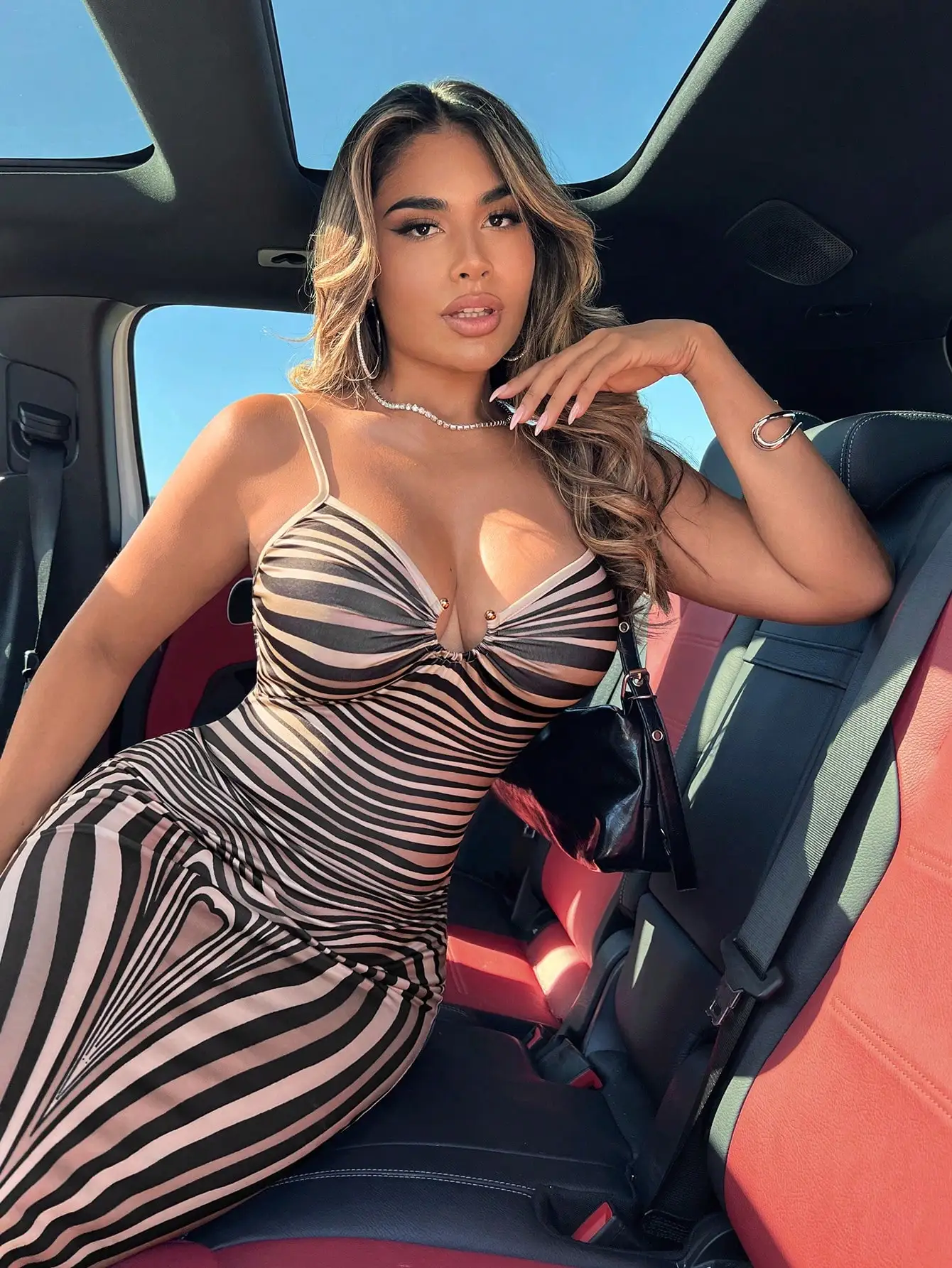 

Полосатое макси-платье с завязками на шее и драпировкой на груди, облегающее, для летнего отдыха или фестивалей