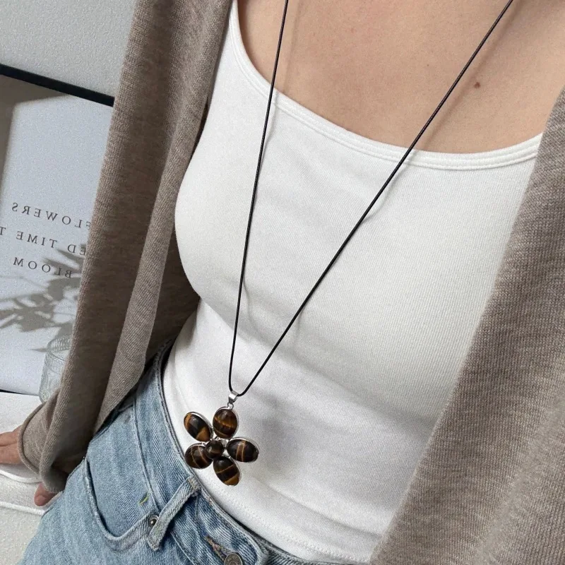 Resin Petal Flower Pendant Long Sweater Necklace Versatile Sweet Cool Edgy Daily Wear For Women Lightweight Premium Accessories