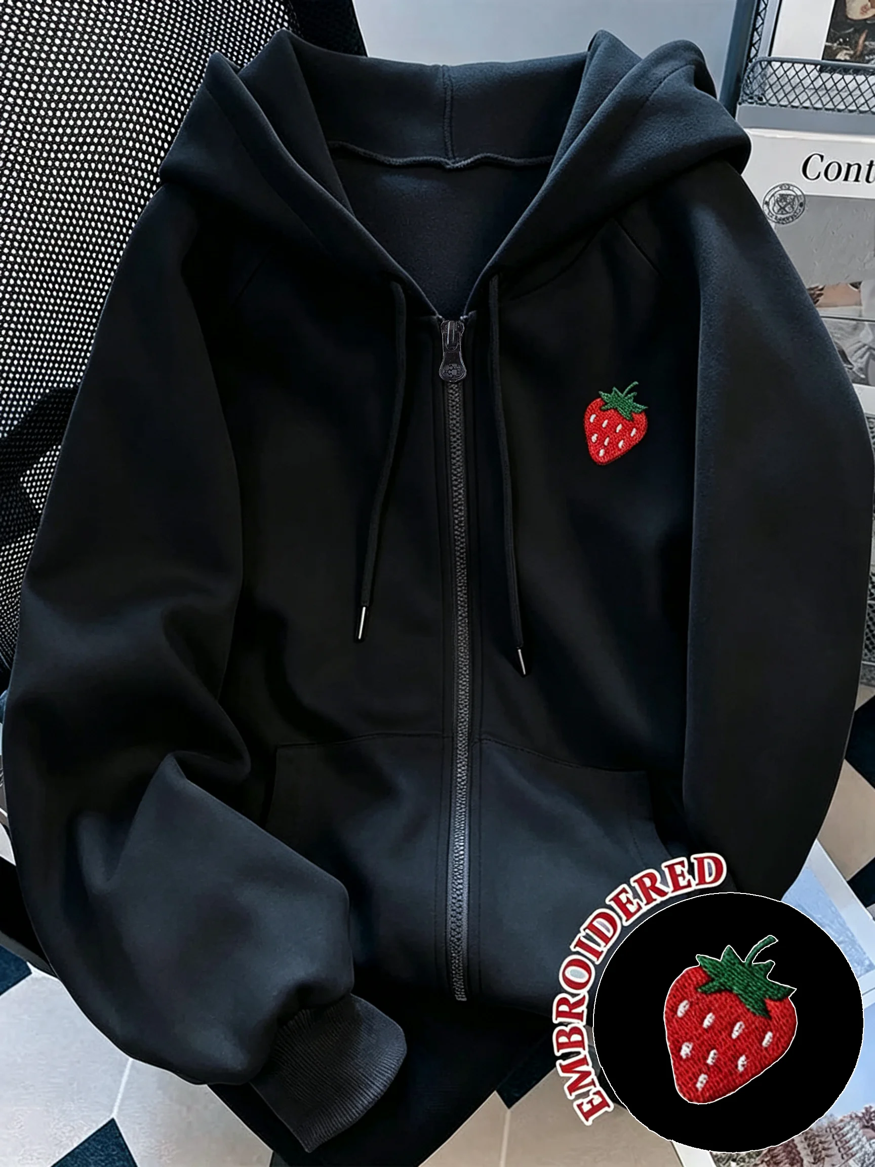 Mit Fleece gefütterter Kapuzenpullover mit Reißverschluss für Damen, lockerer, lässiger Kapuzenpullover mit Erdbeer-Stickerei, langärmlig, mit Tasche – Detail 11