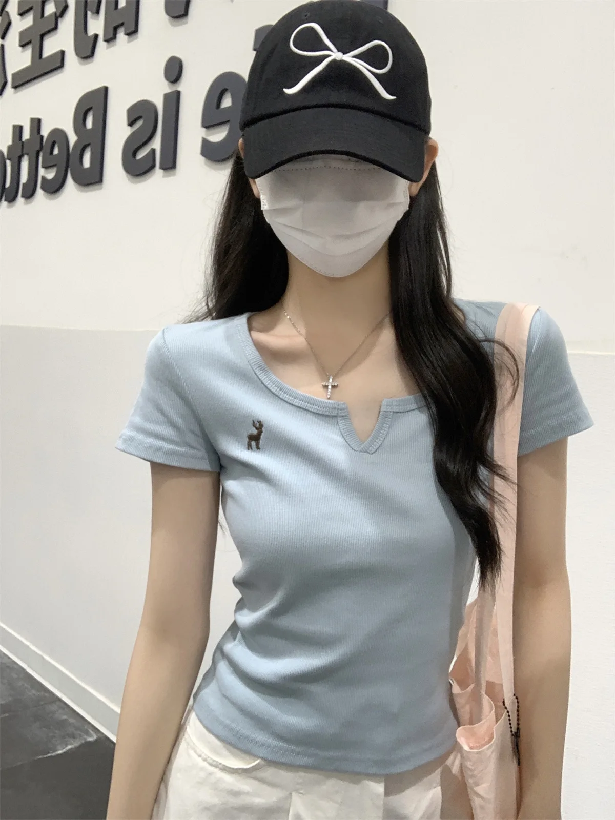 Damen T-Shirt Neues Sommer-Modell mit halb offenem Kragen, Stickerei-Design, Kurzarm-T-Shirt für Mädchen, Studentinnen, lässiges, schmal geschnittenes Oberteil. – Detail 12