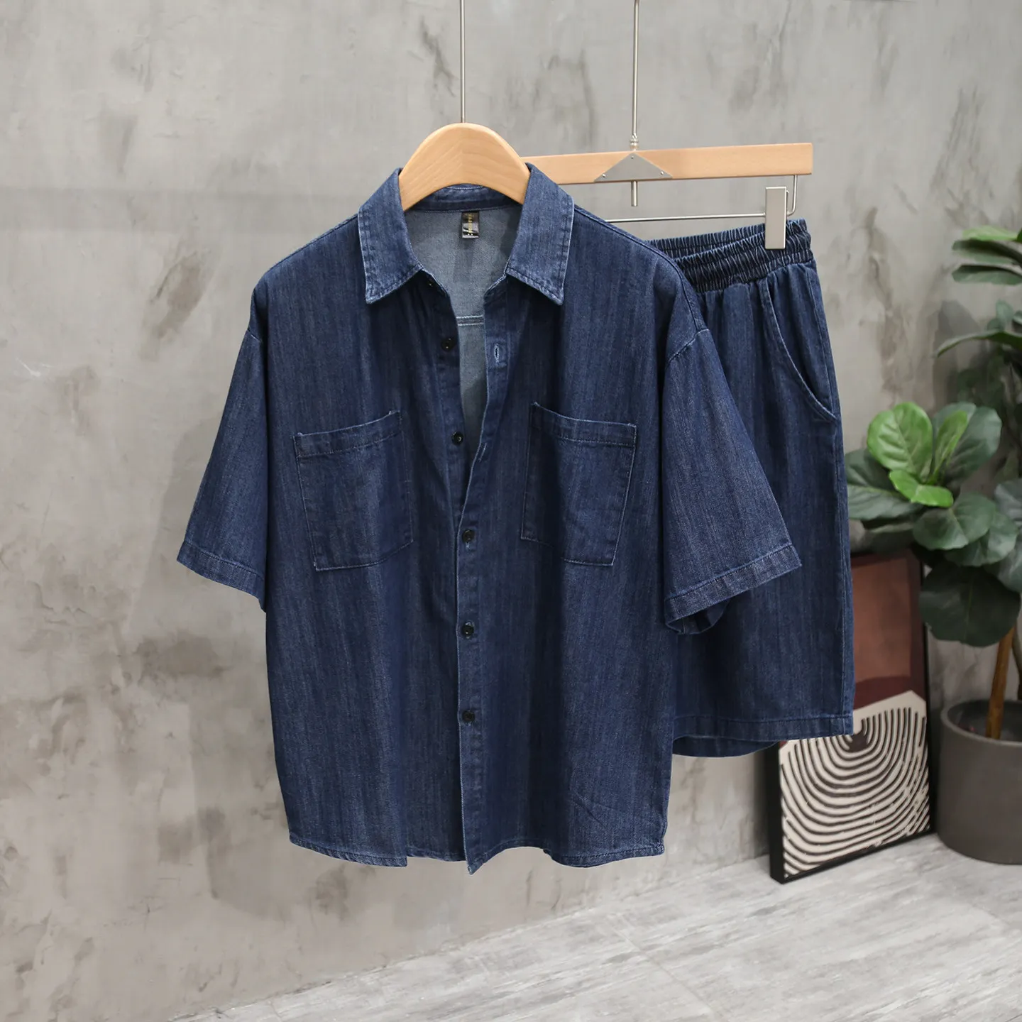 

Летний мужской джинсовый комплект из двух предметов: рубашка с коротким рукавом и шорты в стиле французской повседневной моды, простой свободный крой, мужской комплект.