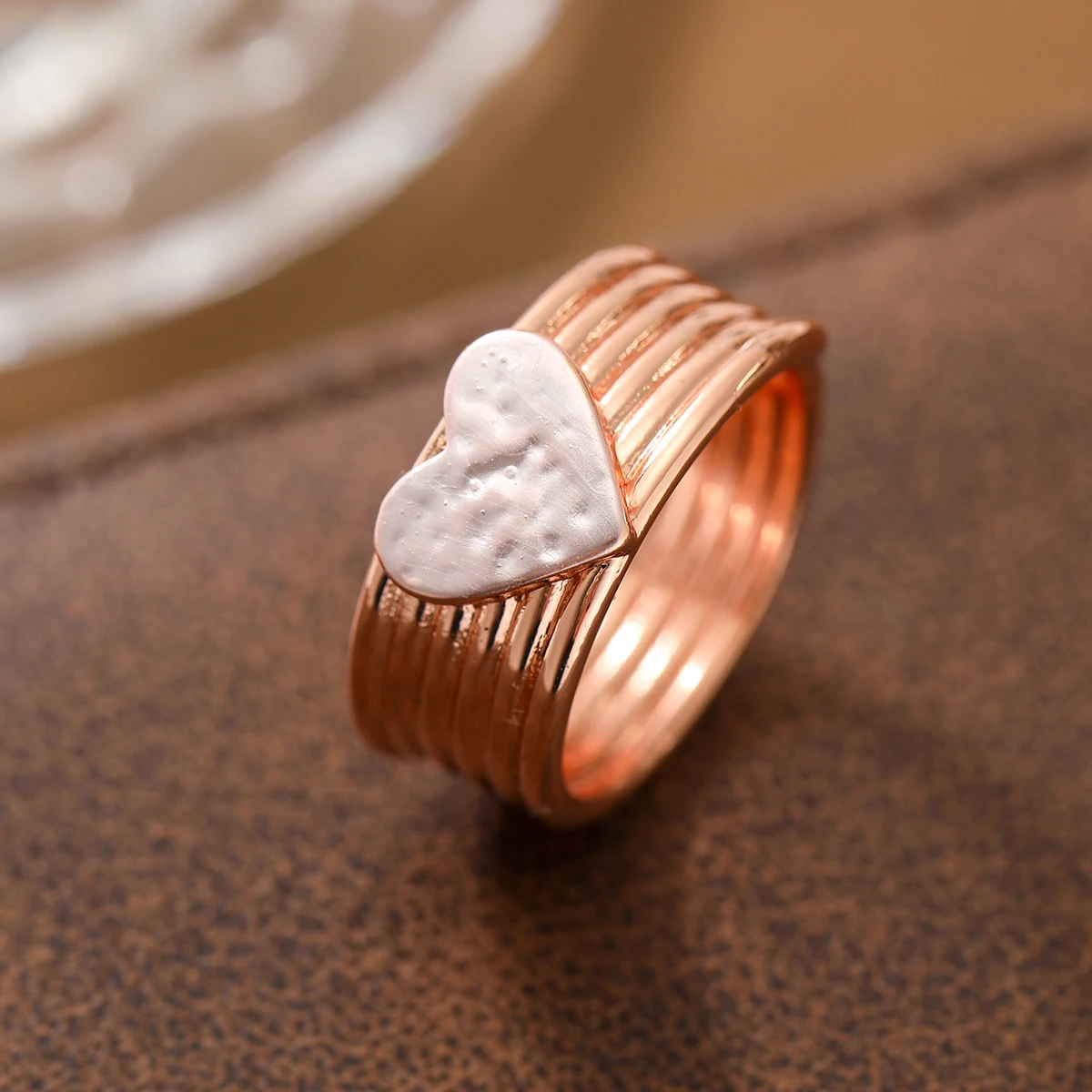 Kreativer Ring mit Reliefmuster in Herzform aus zweifarbigem Kupfer für Damen, geeignet für Dates und Partys. – Detail 3