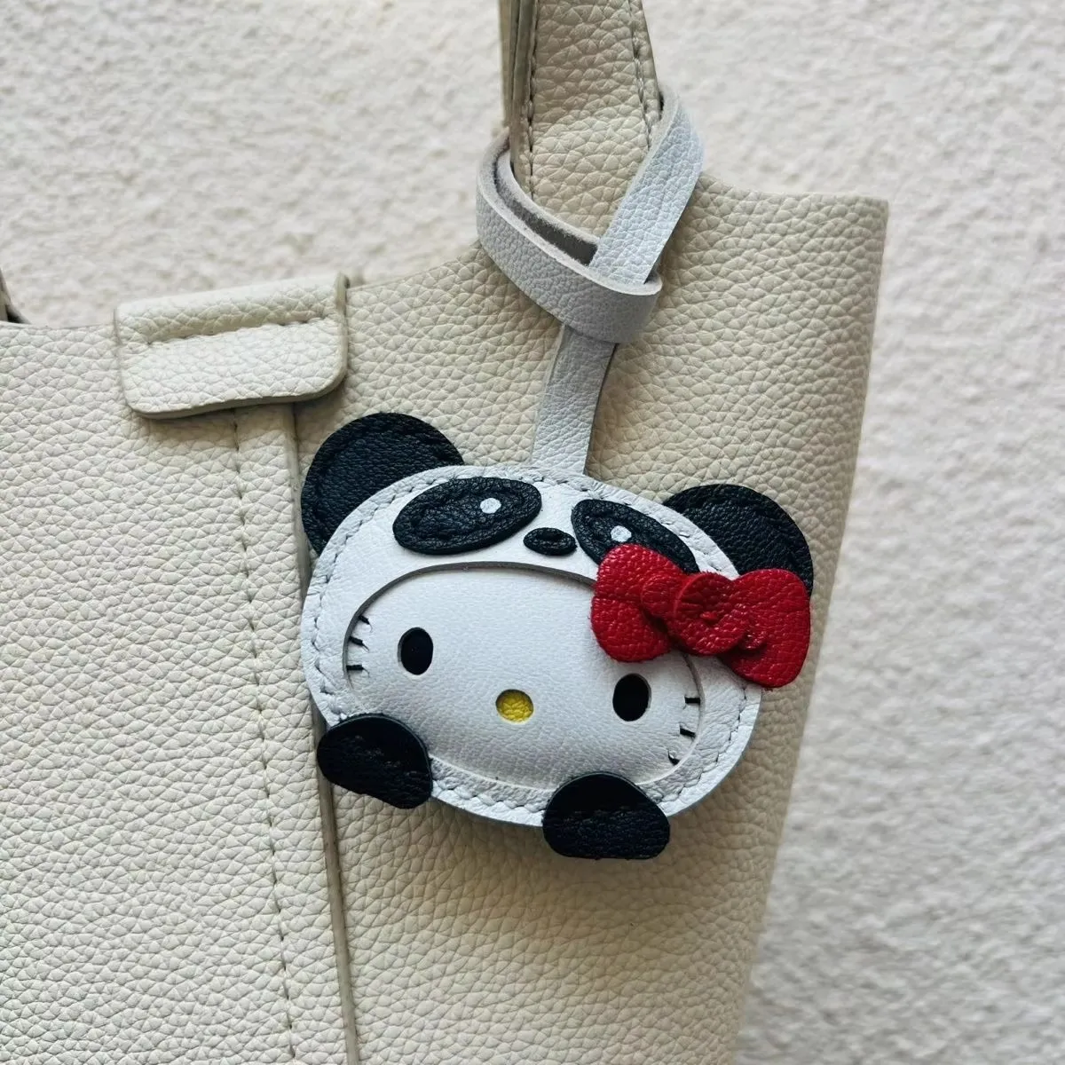 Nuevo y único bolso de piel de oveja hecho a mano Hello Kitty con colgante para llave de coche, bolso cruzado, colgante, regalo para niña, regalo de cumpleaños encantador