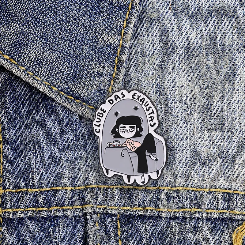Clube Das Exaustas Enamel Badge Lazy Girl Sofa Pattern Pin Metal Accessory Brooch For Coat Backpack Decoration Gift