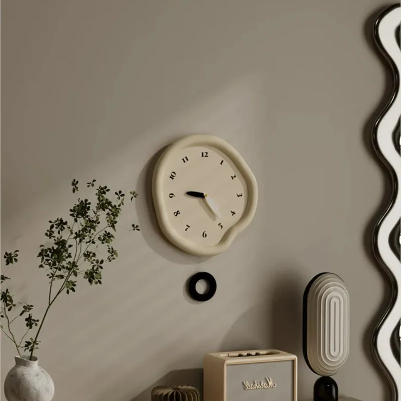 MOMO Simple Restaurant Dining Table Dining Room Decoration Wall Clock 2026 New Clock Living Room Cream Style Silent Ultra-silent