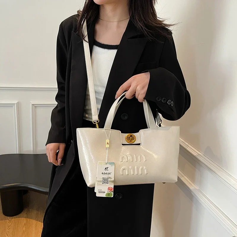 Luxury Designer Simple Classic Diaper Bags For Women Elegant Leather Large Capacity Minimalist Shoulder Bag Fashionable Commuter