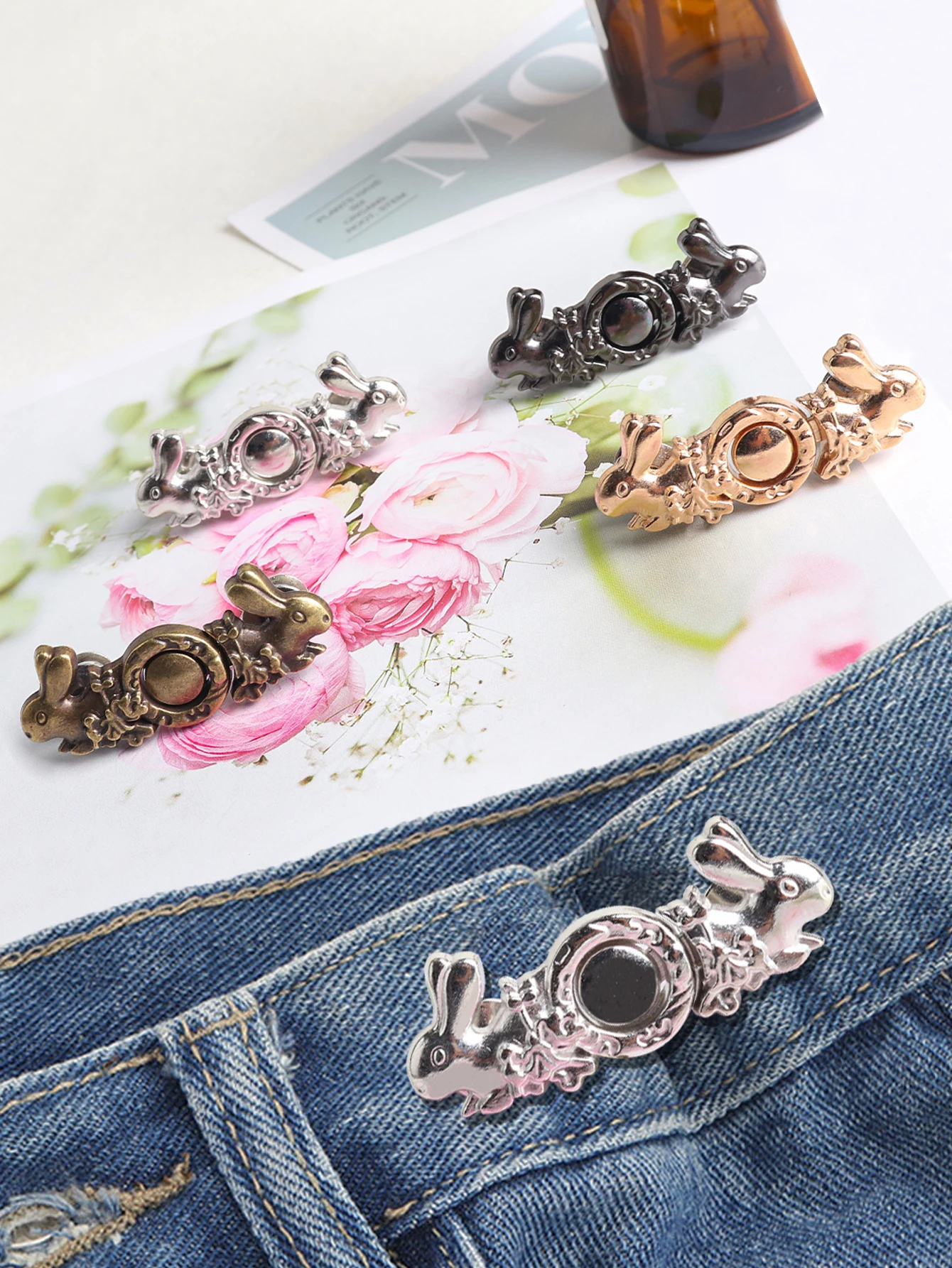 

Rabbit shaped metal waist cinching buckle pants waist tightening pants size adjustable buckle detachable waist circumference red