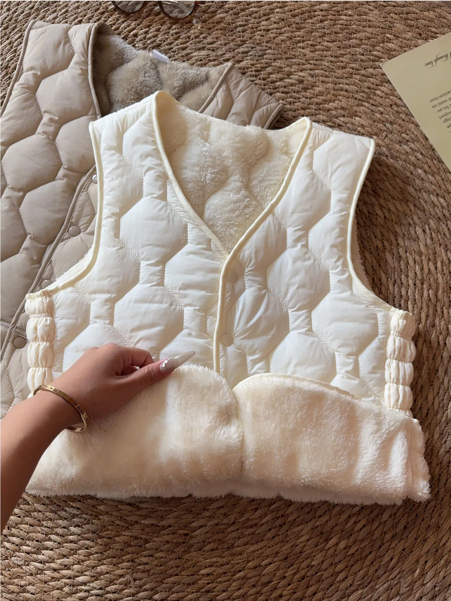 

Женский утепленный жилет из овечьей шерсти для осени и зимы, теплая внутренняя одежда или легкая верхняя одежда для повседневной носки, на пуговицах