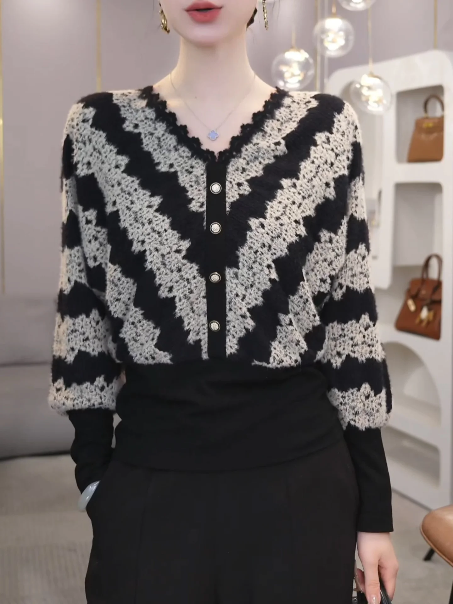 

Новинка 2025: Женский топ с V-образным вырезом и кружевными вставками, длинный рукав, приталенный крой, премиум-качество, осенне-зимний, из смесовой ткани, для повседневной носки