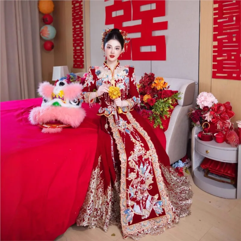 New Chinese-style wedding attire for a person to propose toast