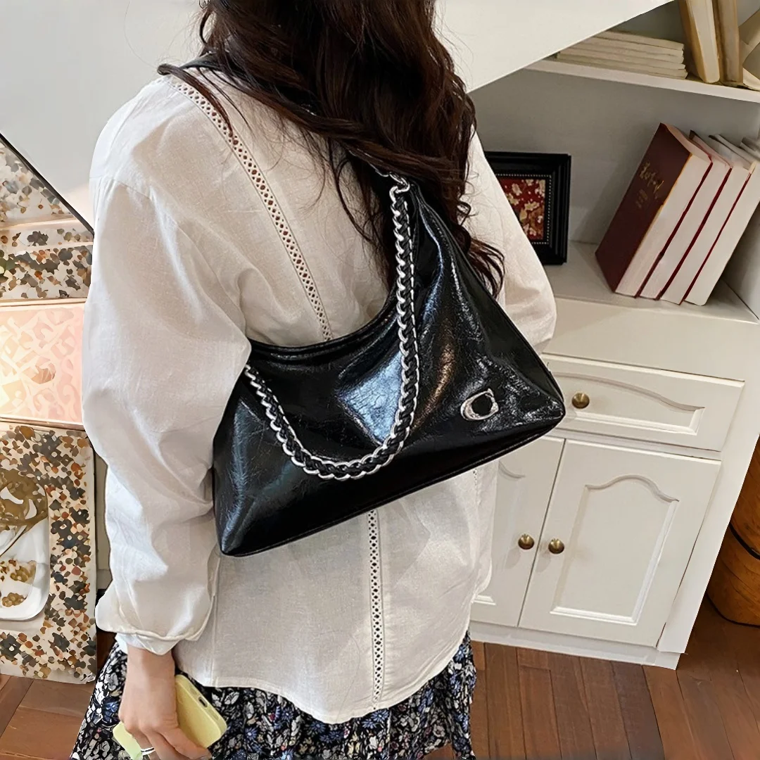 2026 New Portable French Waxed One-shoulder Bucket Diagonal Across The Armpit Female Large-capacity Bag Joker