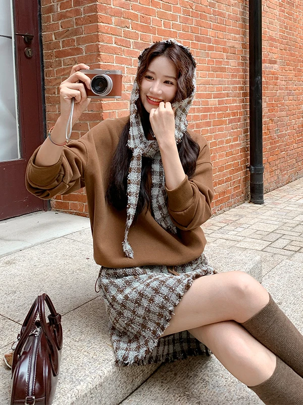 

Pre-Fall Plaid Shawl Skirt Sweatshirt Three-Piece Set Women's Casual Age-Defying Small Size Fashionable Spring Autumn