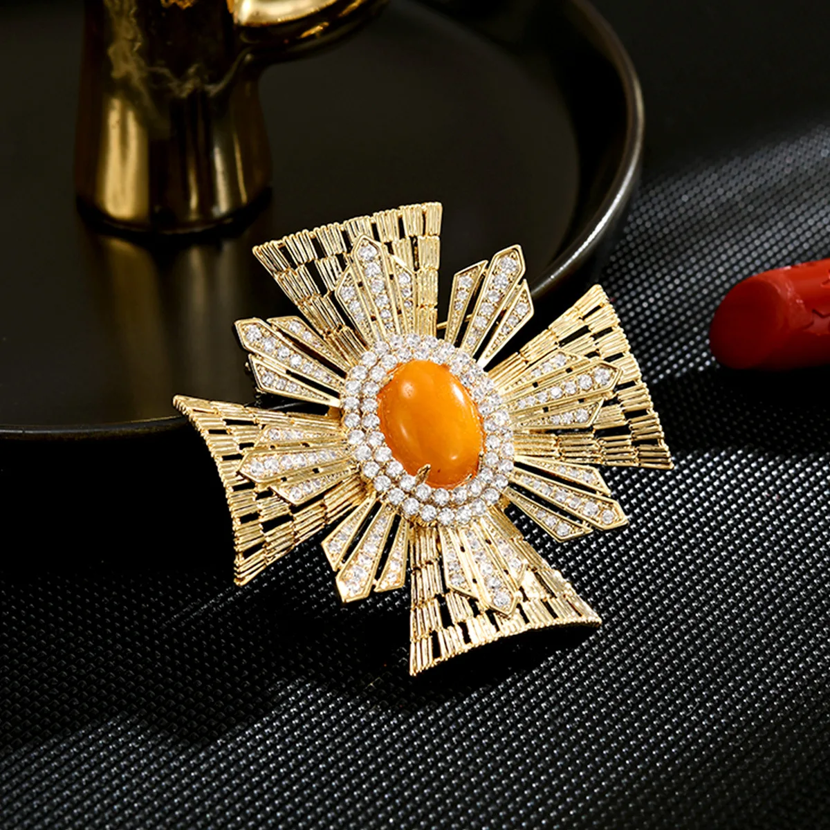 

High-end Yellow Agate Brooch Temperament Vintage Queen Corsage Accessories Pin Fashion Jewelry Gift