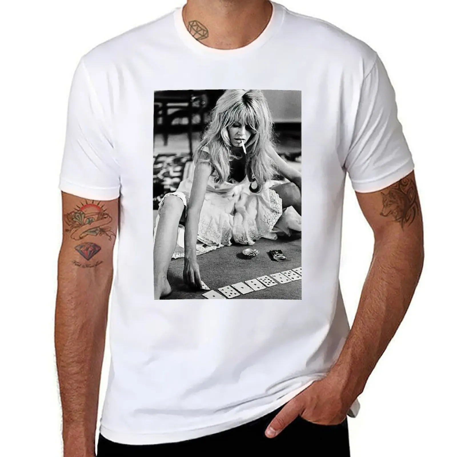 

Girl Playing Cards T-Shirt t shirt man luxury cotton t shirts high quality man t shirts for men T-shirt
