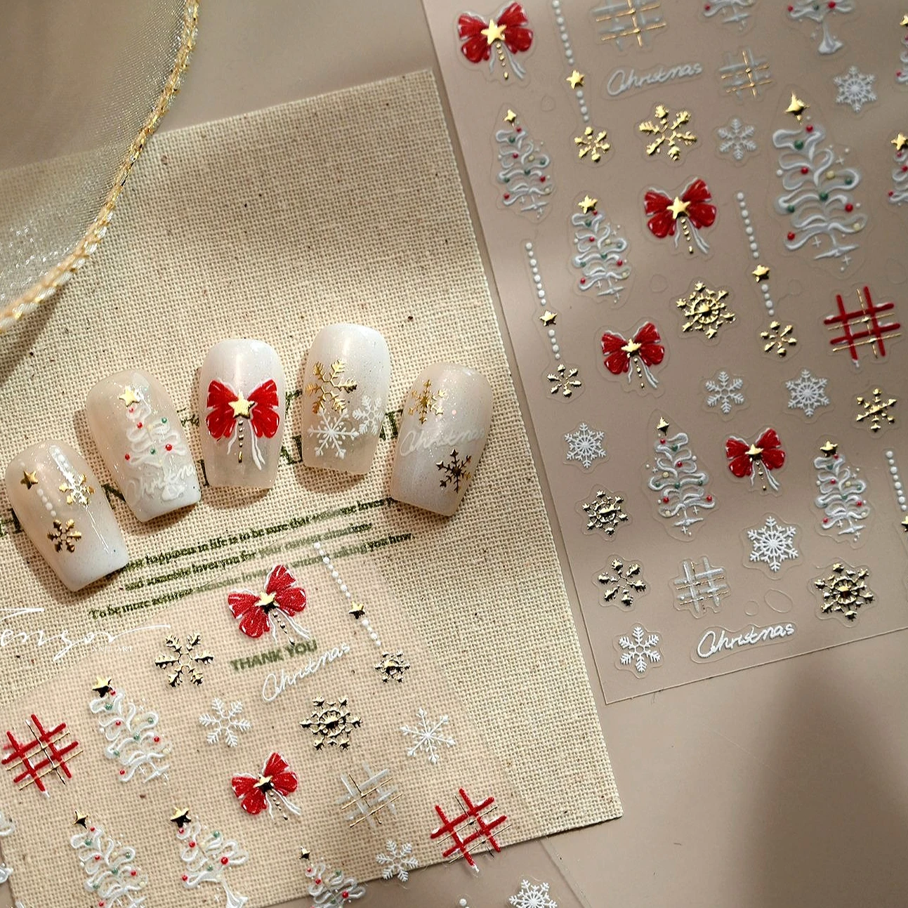 الشتاء شجرة عيد الميلاد الأحمر Bowknot ستار الثلج كريستال الكرة ثلج الزنجبيل سانتا كلوز مسمار الفن ملصقات جديدة الشارات أداة