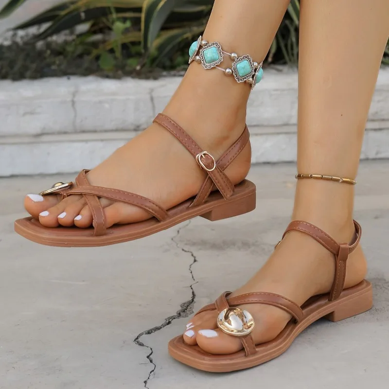 

Женская обувь, 2024, брендовые женские сандалии с открытым носком, модные повседневные летние сандалии с металлическими украшениями, новые удобные сандалии на плоской подошве больших размеров