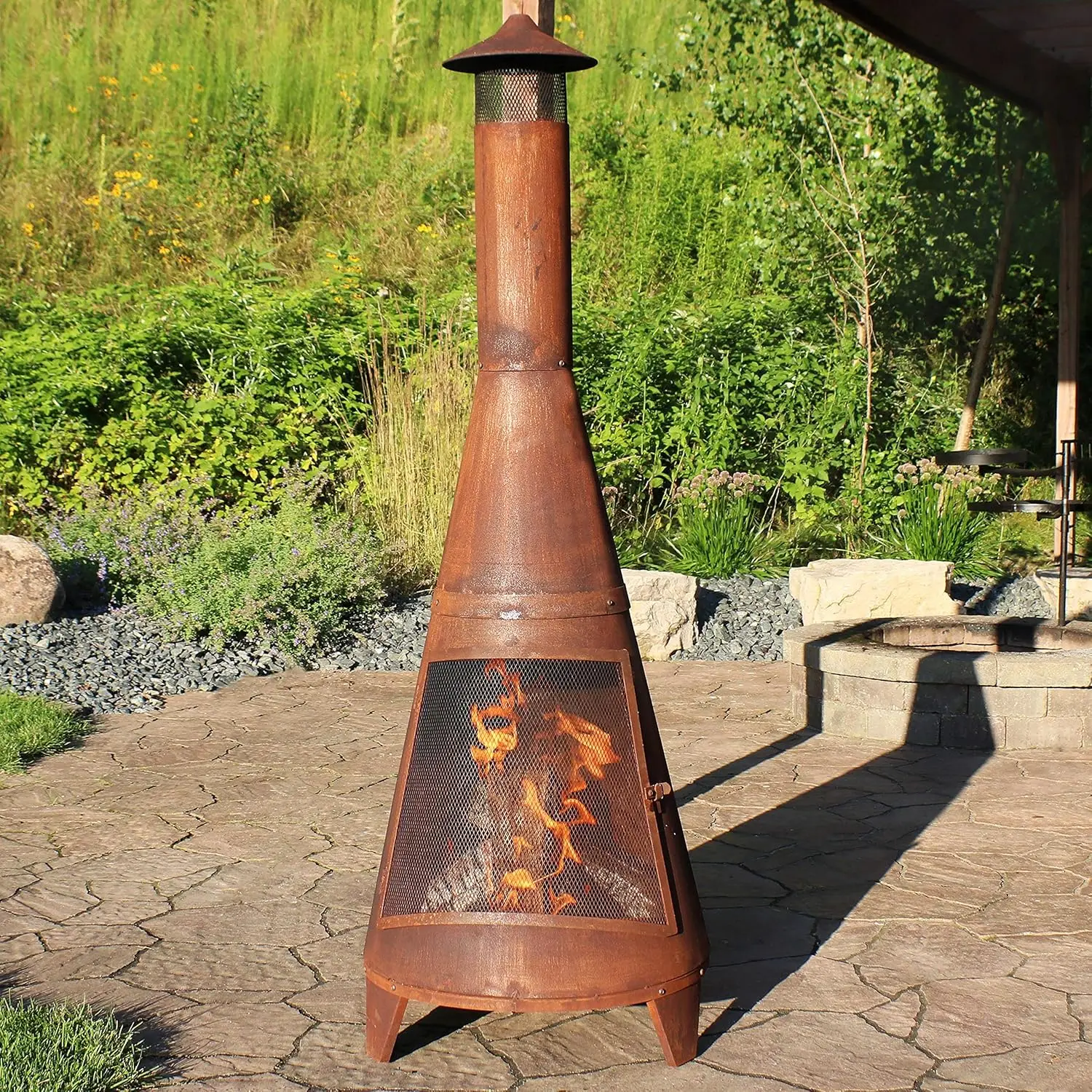 Chiminea de aço resistente rústico de 70 polegadas com tampa de chuva e tela de faísca de malha - acabamento patina enferrujada