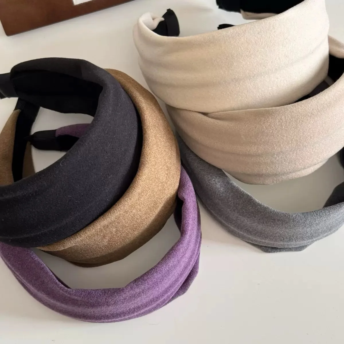 Breites Wildleder-Stirnband für Damen im Herbst und Winter – hochwertiges, gepresstes Haar-Stirnband, mehrere Farben erhältlich – Detail 13