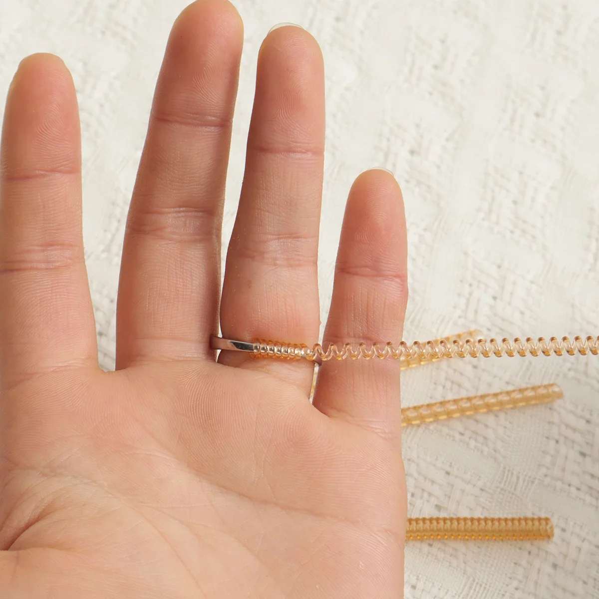 

4Pcs/Invisible ring size adjustment rope elastic ring adjuster suitable for loose rings, ring ruler