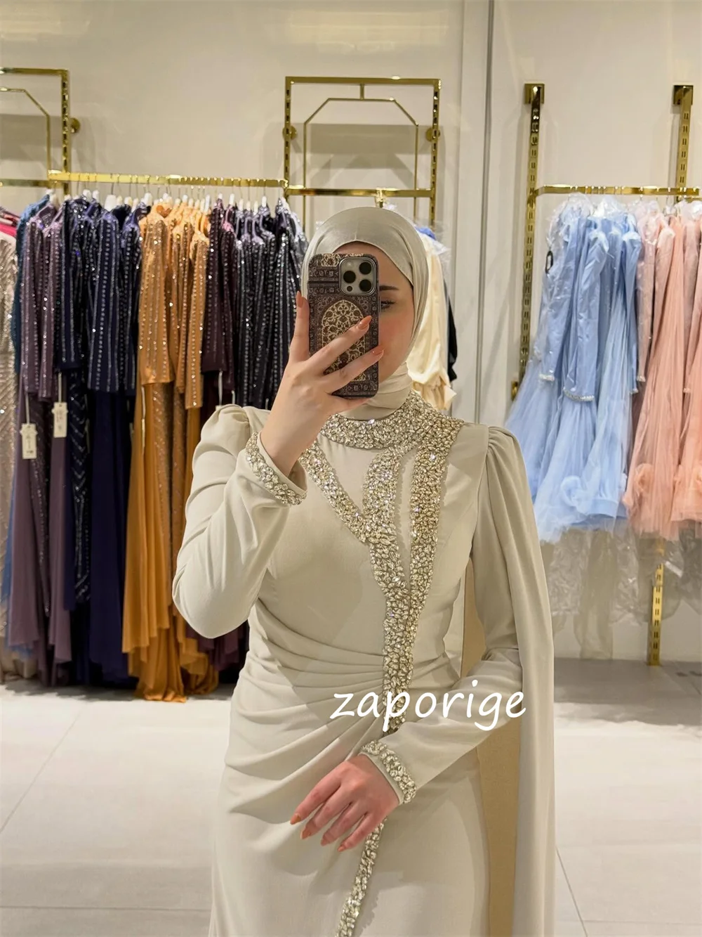 Sukienki na zamówienie: błyszczące, plisowane, cekinowe, proste, z dżetami, długie, na specjalne okazje, koktajlowe, wysokiej jakości, klasyczne.