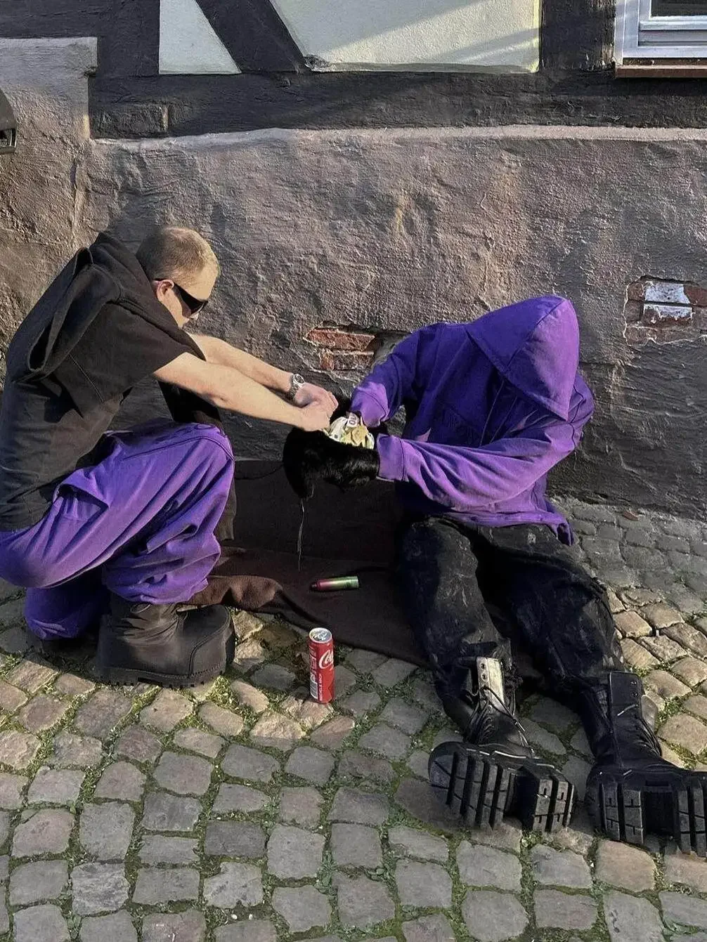 

Комплект Opium YVL Anonymous Club: свободная толстовка и спортивные брюки с широкими штанинами