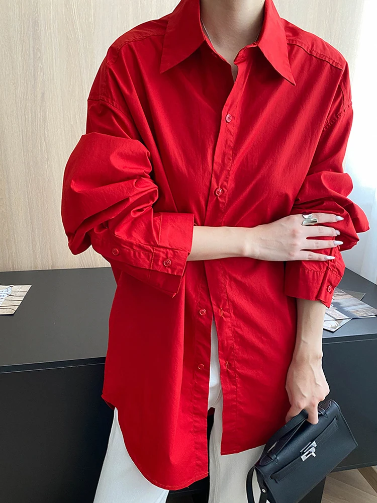 YERMORA بلوزة غير رسمية قصيرة كبيرة الحجم بأزرار حمراء للنساء طية صدر السترة وأكمام طويلة قميص فضفاض جديد موضة المد ربيع الخريف 2025