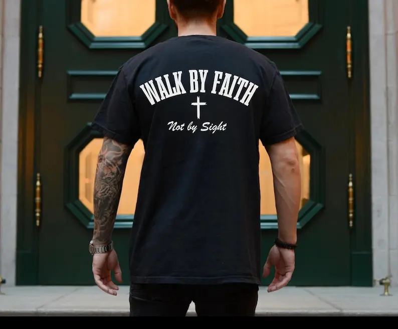 

Walk by Faith Shirt Camiseta cristiana para hombres Camiseta con versículo bíblico Camiseta para hombres Regalo cristiano Camisa