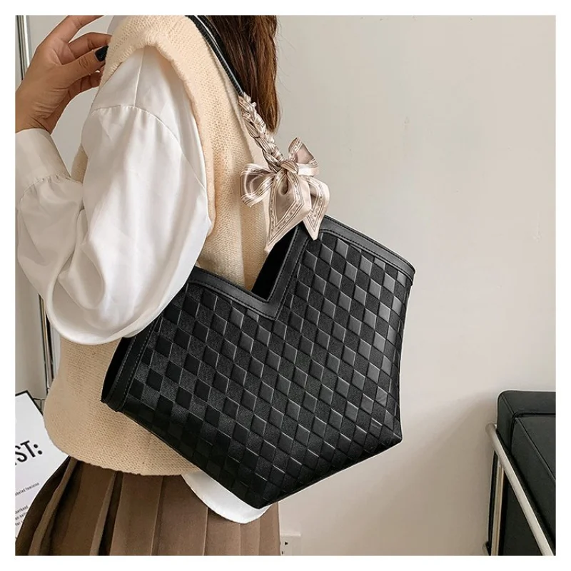 

Premium Women's Shoulder Bag Made Of Octa-Printed Leather Featuring Marrakech Casual Vintage Neat Lightweight Look​