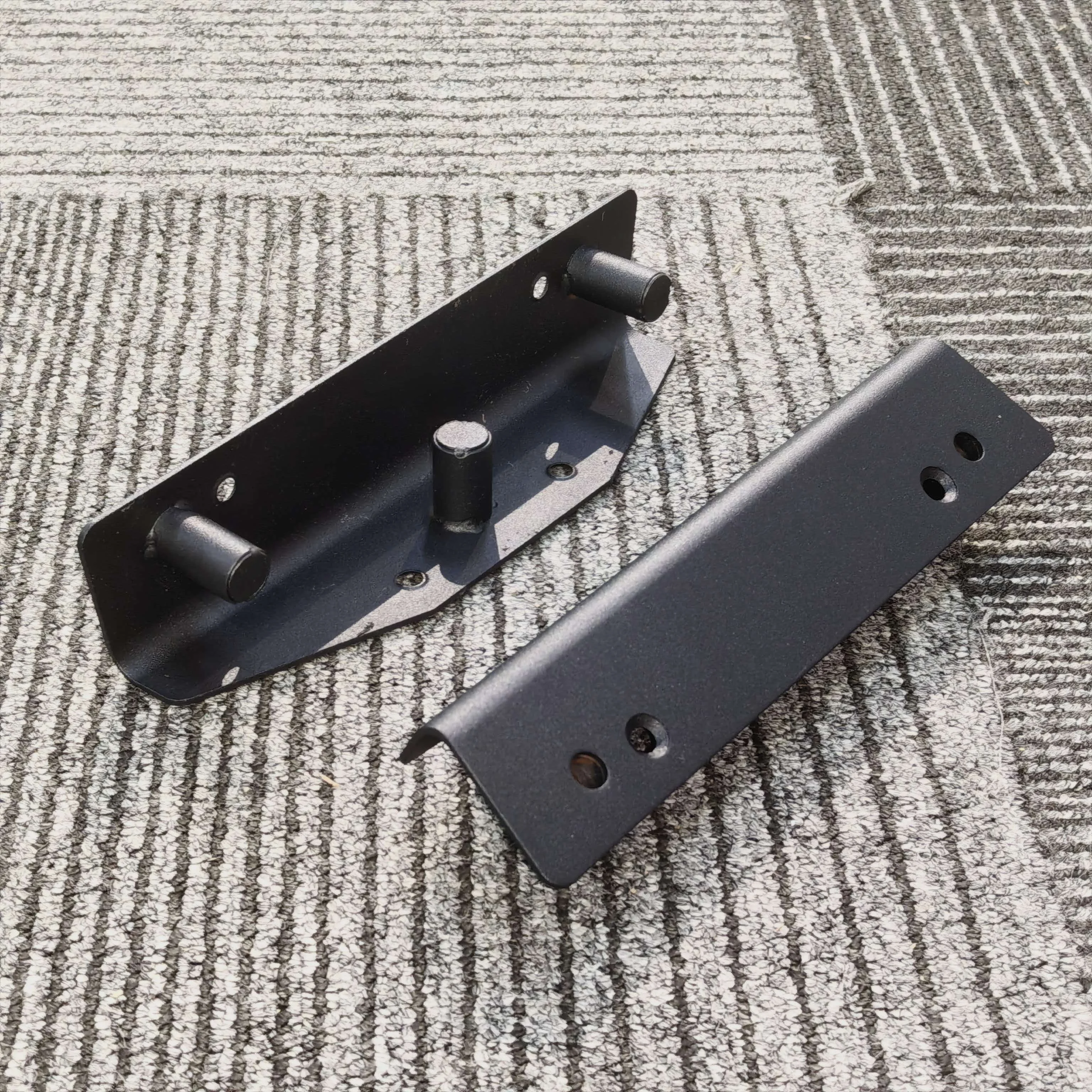 MW Audio Q1 achterverbindingsset, 10" line array-spreidingsbeugel en set bevestigingsmaterialen met vergrendelingspennen.