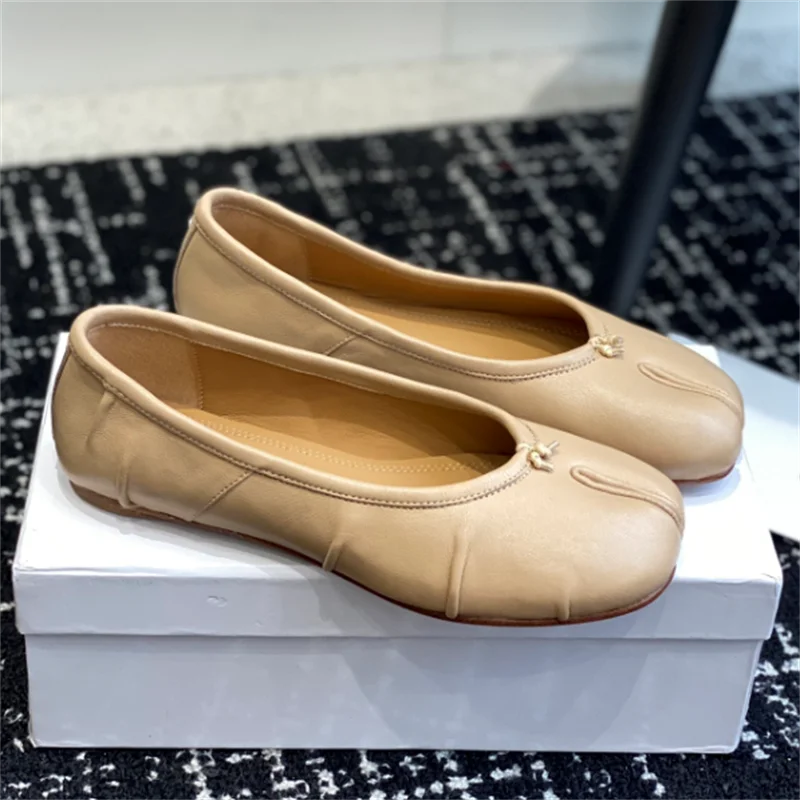 New Ballet Flats Made from Soft, Smooth Calfskin with Leather Lining and Leather Sole in a Split-Toe Silhouette for Fashion