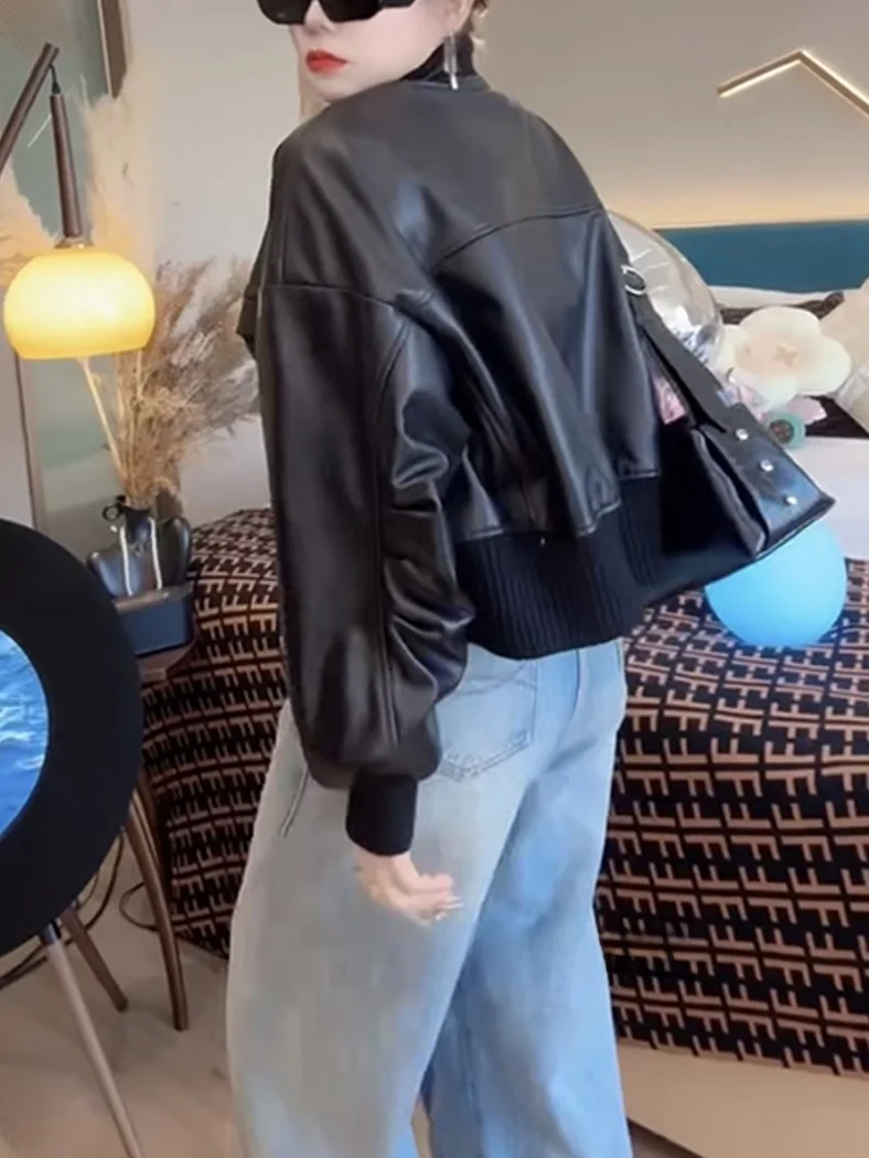 เสื้อแจ็คเก็ตเบสบอลหนังแท้ทรงหลวมสำหรับผู้หญิง รุ่น New Street Sle หนังวัวแท้ ทรงสลิม ทันสมัย ปิดซิป แขนยาว