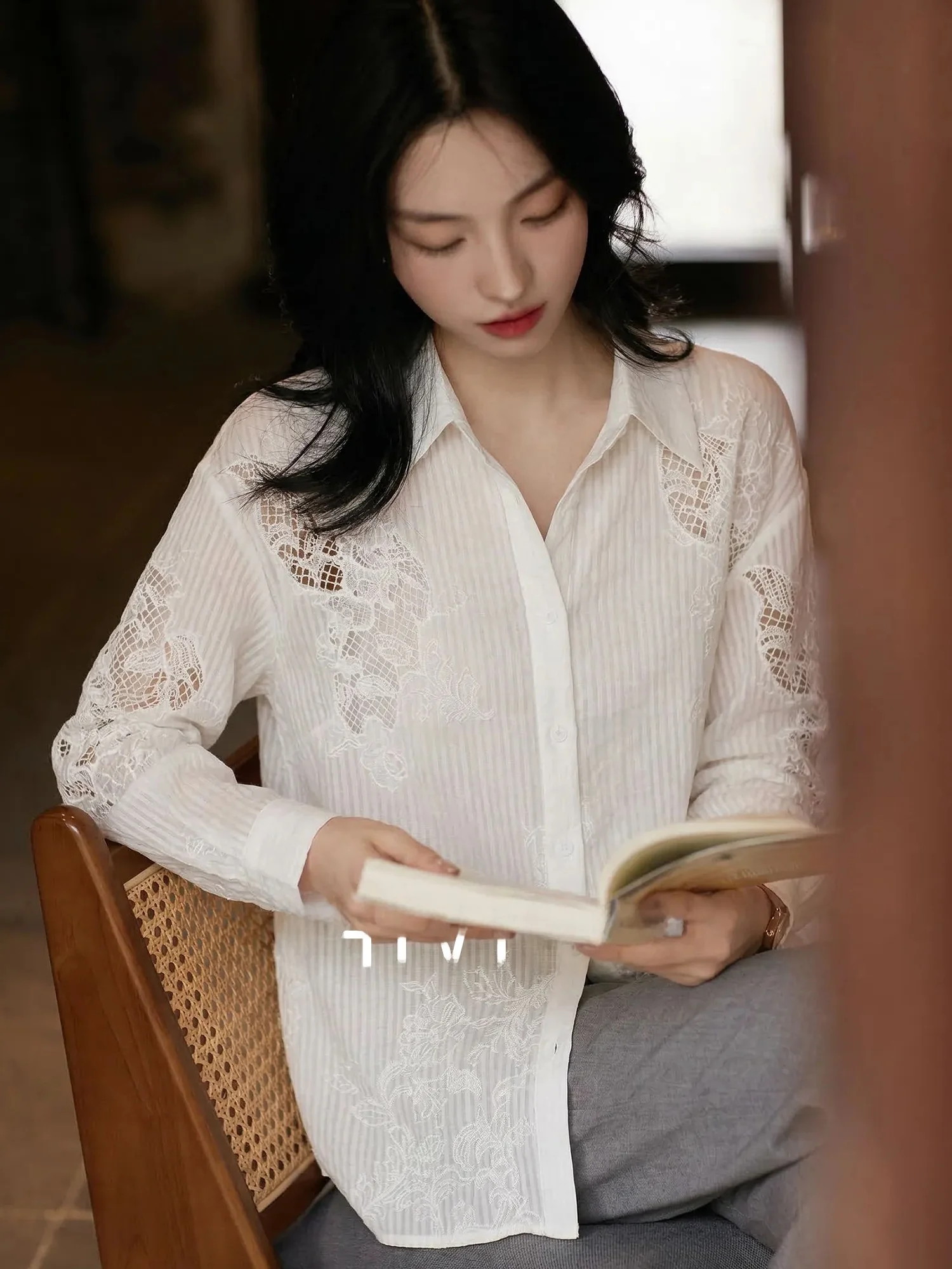 

Элегантная белая кружевная рубашка с длинными рукавами и вырезами, женская летняя модная рубашка для похудения, топ для повседневной носки, рубашка Chivirin премиум-качества