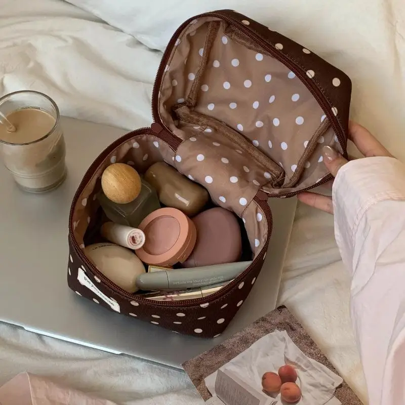 Koreanischer Retro-Stil, Aufbewahrungstasche mit Punktmuster, tragbar, für den Außenbereich geeignet, vielseitige Damen-Handtasche mit großem Fassungsvermögen, ideal als Kosmetiktasche. – Detail 3