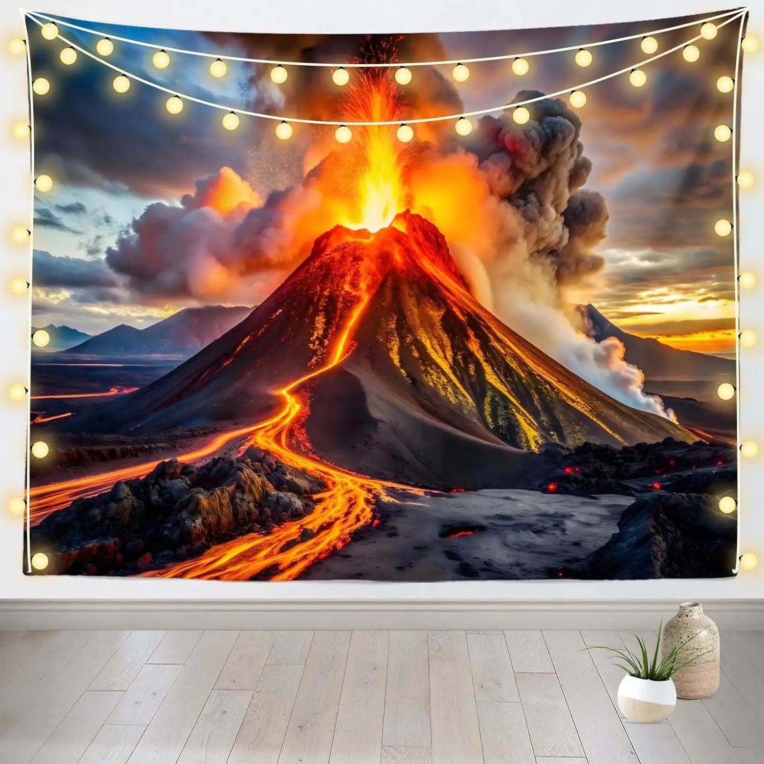 Tapisserie volcanique flamboyante, impression murale représentant une éruption volcanique intense avec lave incandescente, fumée et ciel au coucher dramatique, pour un intérieur chaleureux