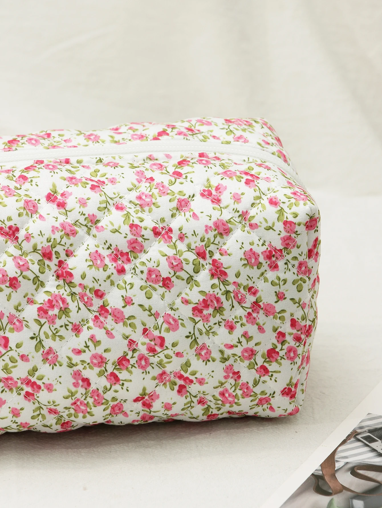 Floral Puffy Quilted Makeup Bag Flower Printed Cosmetic Pouch Large Travel Cosmetic Bag Makeup Accessory Storage Organizer