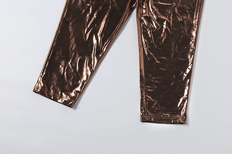 Weird Puss Sexy Glänzendes 2-teiliges Set für Damen, Neckholder, V-Ausschnitt, rückenfrei, ärmellos, unregelmäßiges Oberteil + Skinny Peach Hip Low-Waist Shorts Anzug – Detail 11