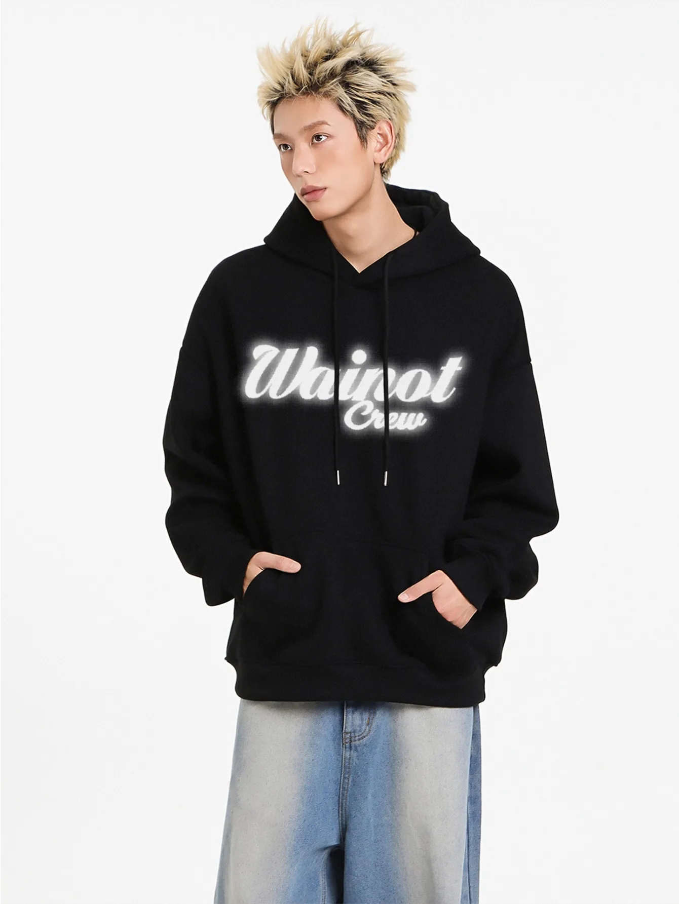 سويت شيرت رجالي أبيض بقلنسوة بلوفر فضفاض مع شعار أحمر جريء مطبوع عليه شعار 'W' ملابس غير رسمية للجنسين نمط للرجال المراهقين