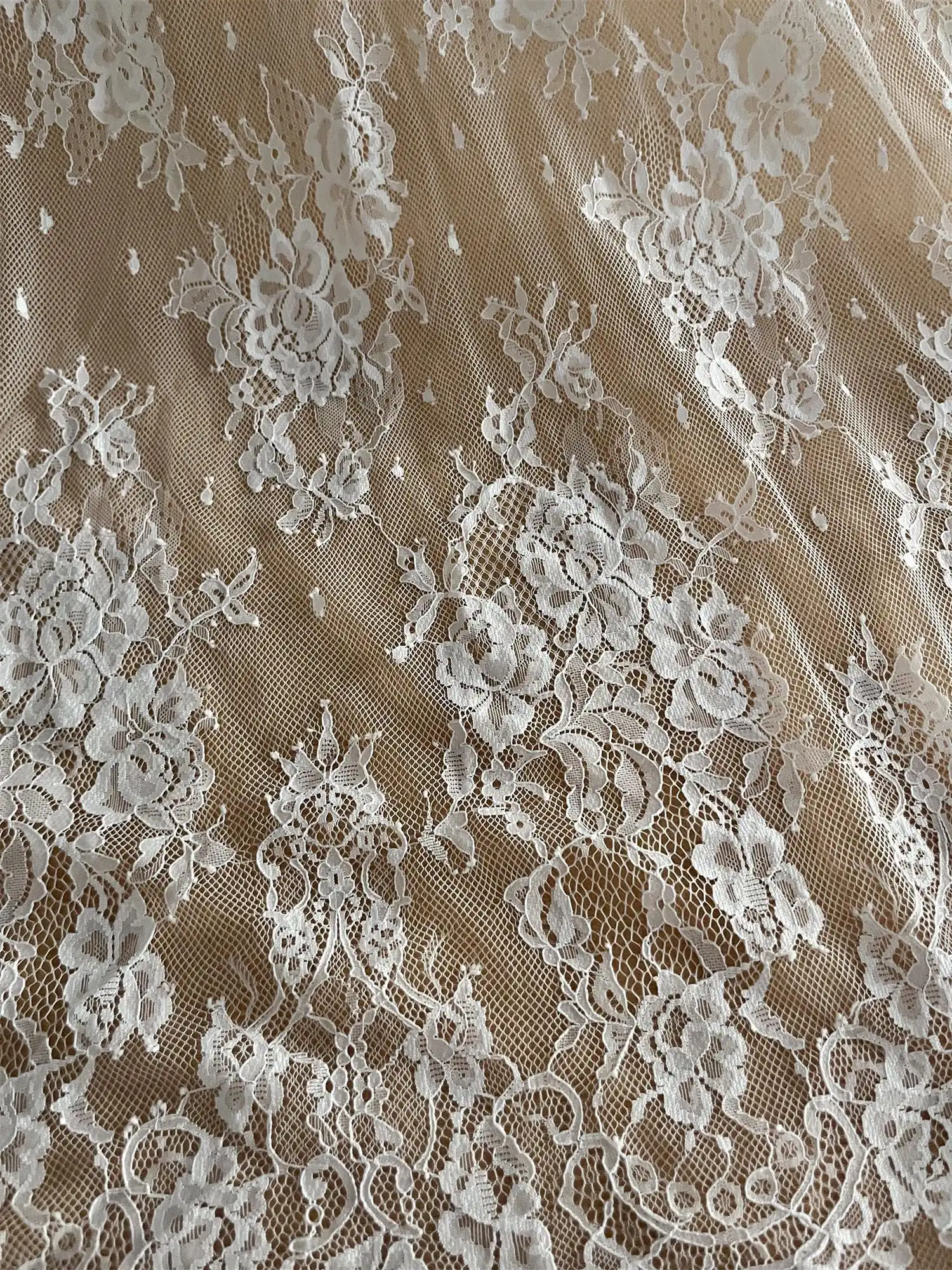 

Off-White Chantilly Floral Lace Fabric: Scalloped Eyelash Bridal Veil (3 Meters/piece)
