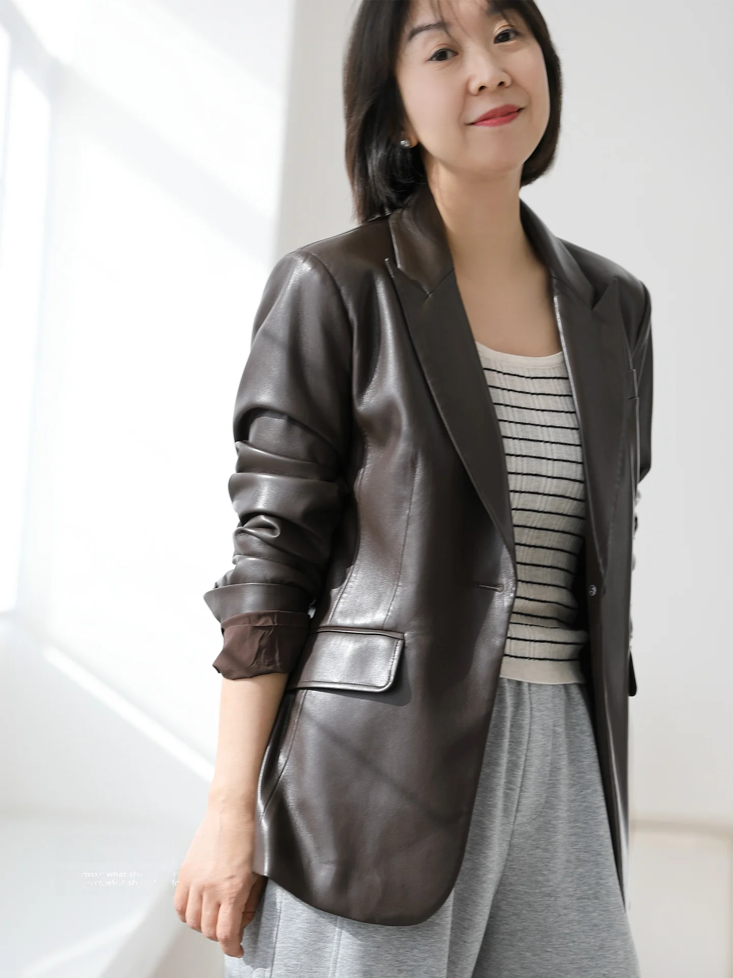 

Мягкий пиджак из искусственной кожи PU, кофейного цвета, приталенный, с эффектом стройности, в стиле Timel Design, женское пальто