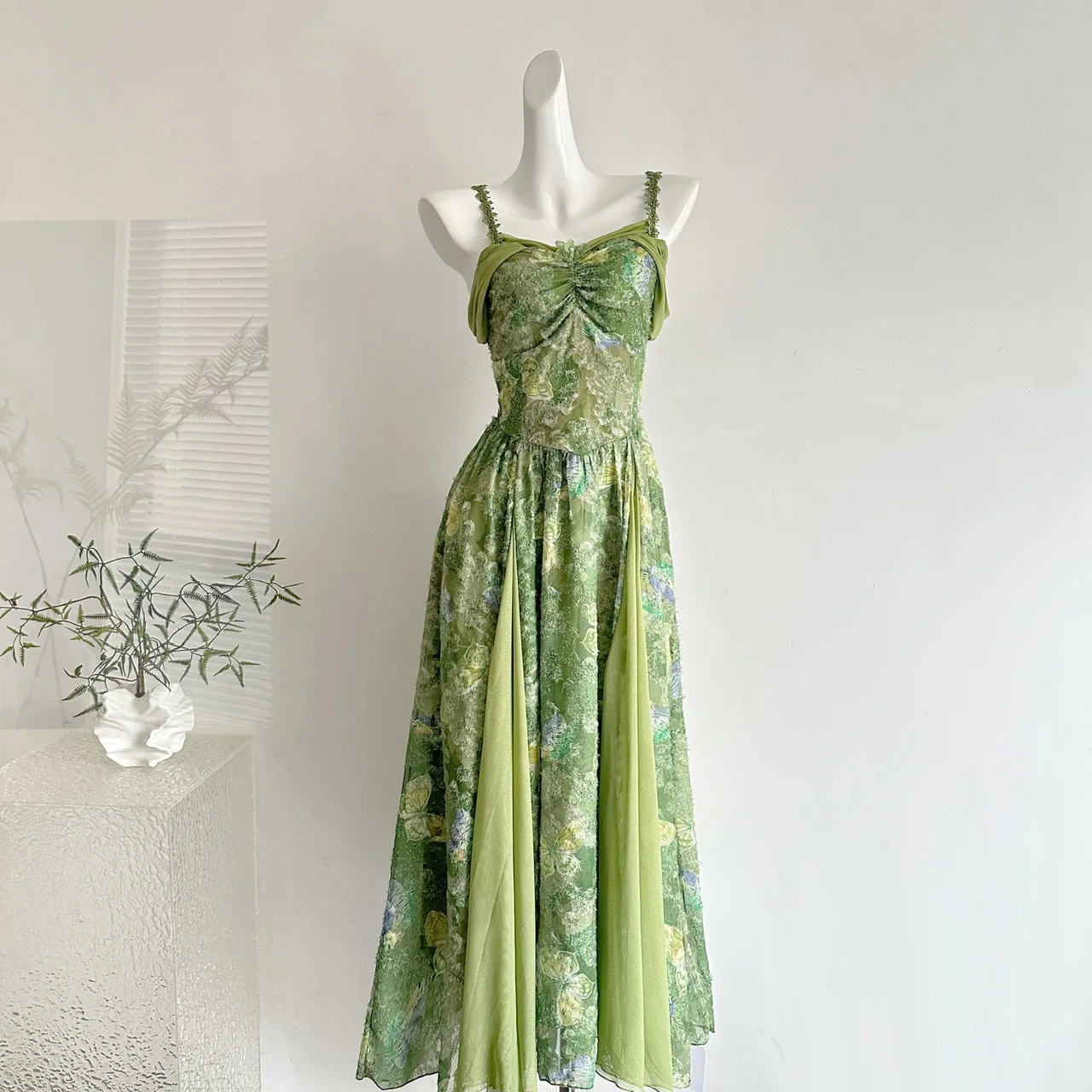 

Летнее женское платье Qiukichonson без бретелек, винтажное, во французском стиле, с завышенной талией, оборками, принтом, длиной до щиколотки, на тонких бретелях