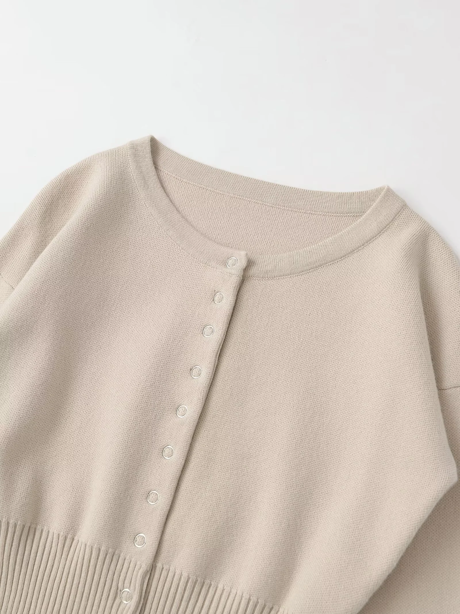 2025 otoño nuevo cárdigan de punto de manga larga con cuello redondo y botones ocultos con cintura retro informal para mujer