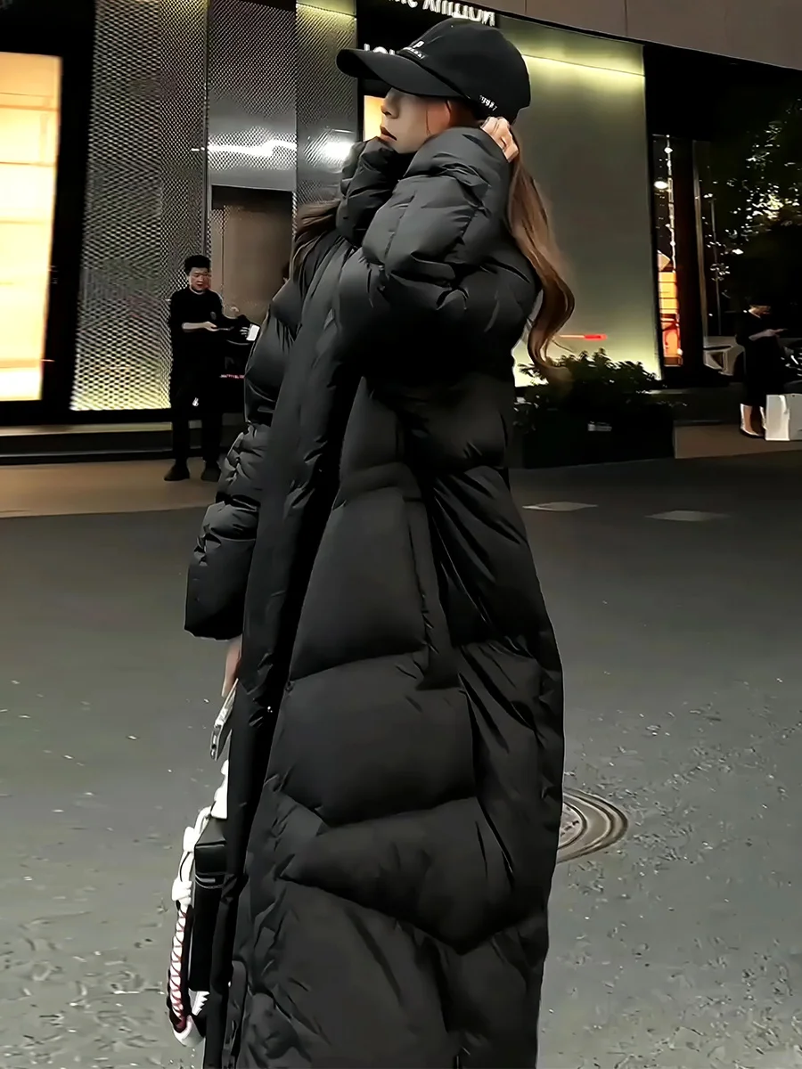 معطف شتوي طويل للنساء محشو بالريش الأبيض، سترة منفوخة دافئة للتنقل اليومي مع قبعة مرفقة