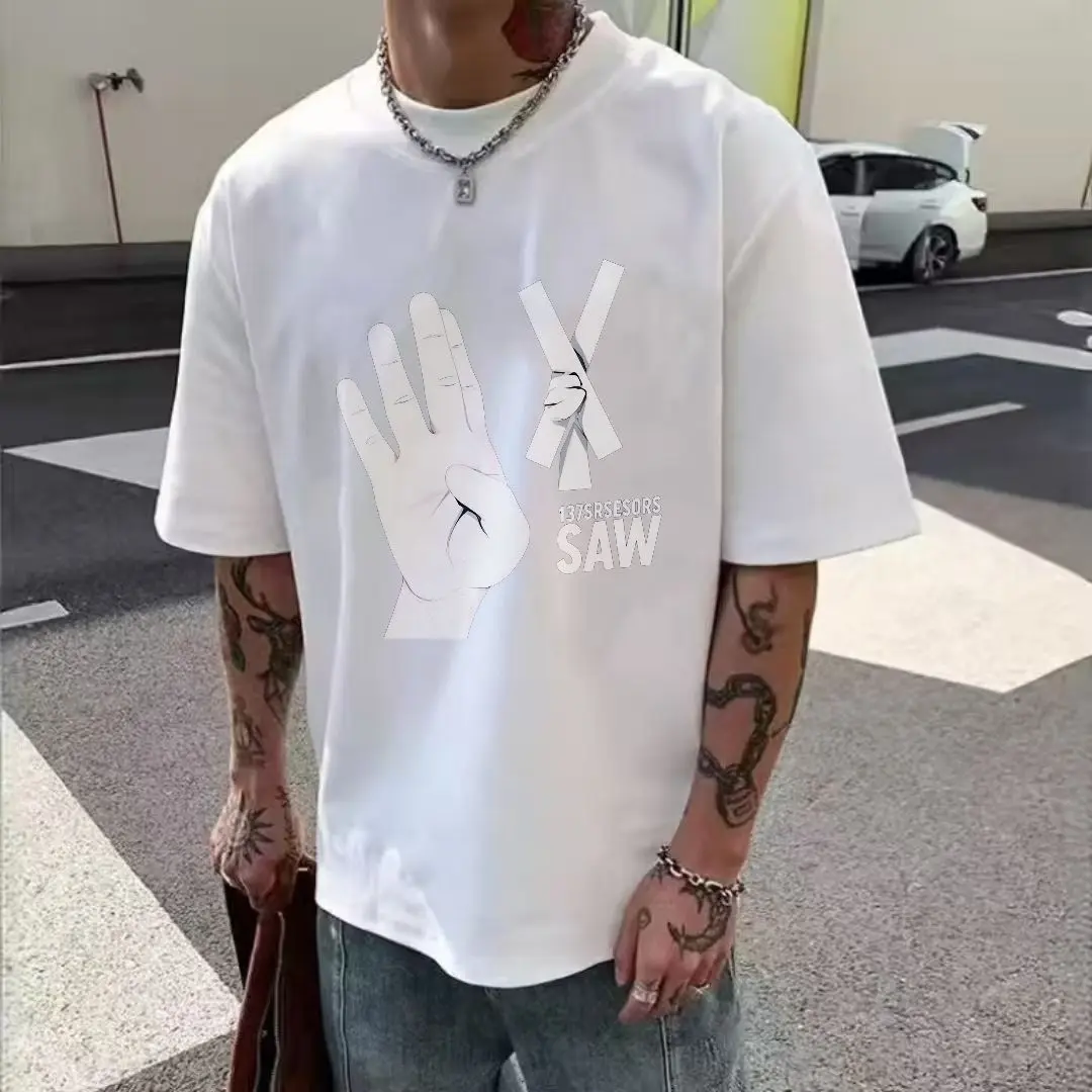 تي شيرت أبيض SAW OK X Sign Hands مع شريط أبيض برقبة دائرية وأكمام قصيرة - تي شيرت كاجوال مطبوع برسومات، قطن ناعم مسامي