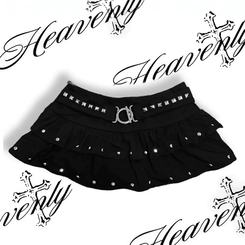 Minifalda negra de talle bajo para mujer con volantes, dobladillo escalonado, detalles con tachuelas, estilo Y2K, ropa urbana, linda falda corta informal