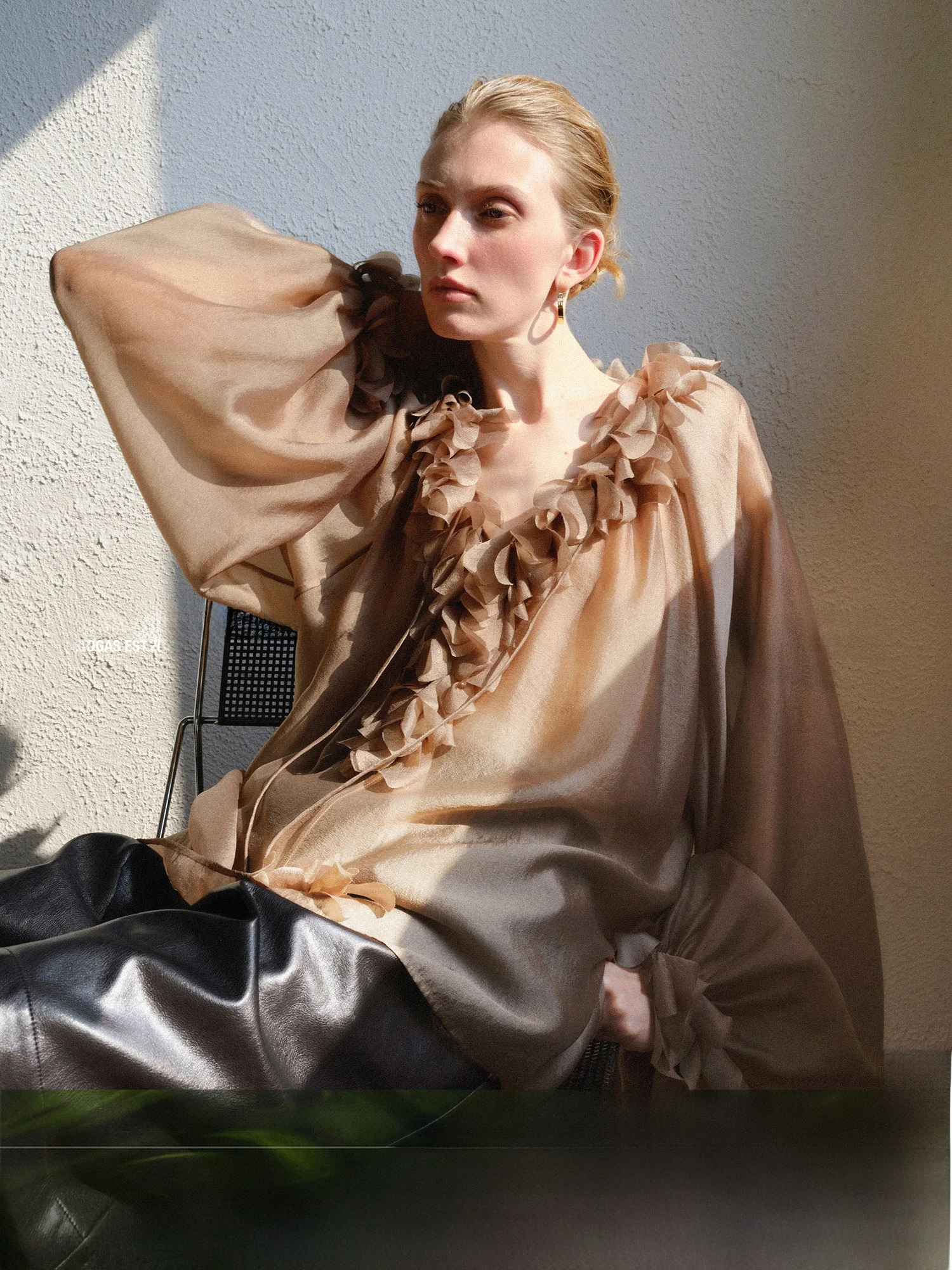 

Женская премиум-рубашка Mogas из смесовой ткани (медь, аммиак, вискоза) с длинным рукавом, V-образным вырезом, романтичным фасоном «фонарь» и легким кроем «лепесток», повседневная, премиум-класса