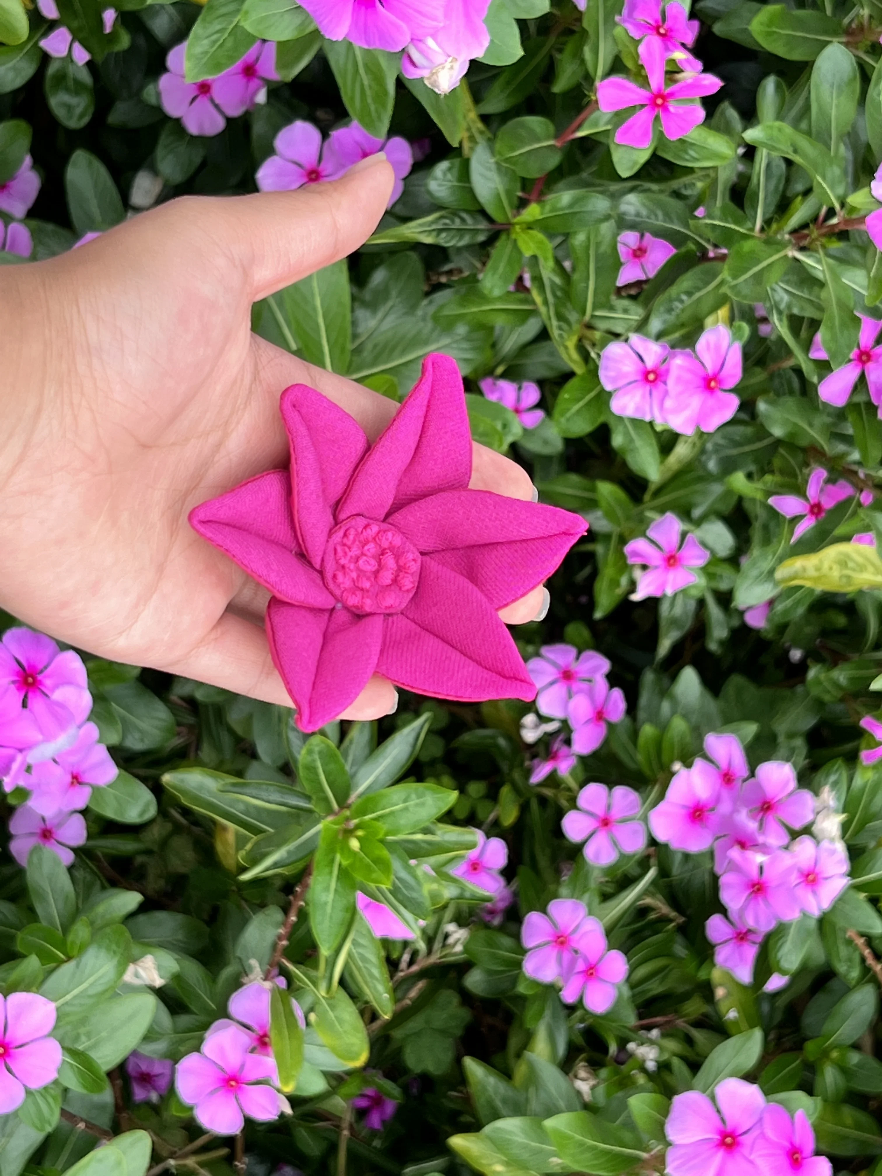 Handgemachte DIY dreidimensionale rosa Rose Brosche Blume einfarbig Kleidung Stoff handgemachte Blume Anpassung