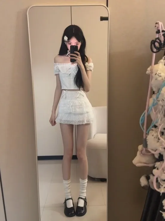 

Нежный летний комплект из двух предметов: топ на одно плечо и юбка, антивозрастной эффект, модный образ 2026 года, женский комплект с коротким рукавом, комфортный.