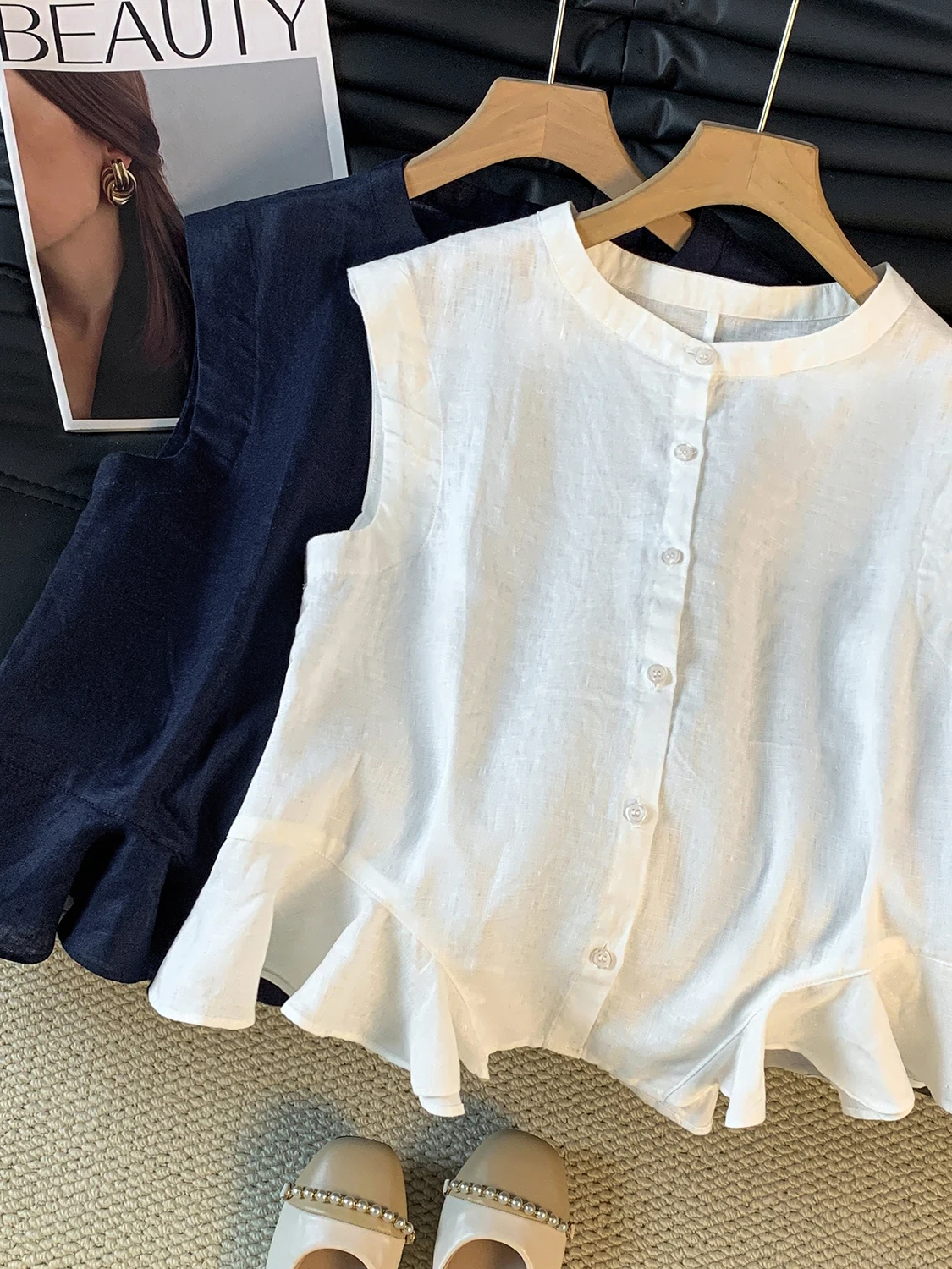 

Elegant round Neck Sleeveless Shirt Women's Fashion Design Leaf Detail Summer Top Casual Loose Fit Single Button Closure